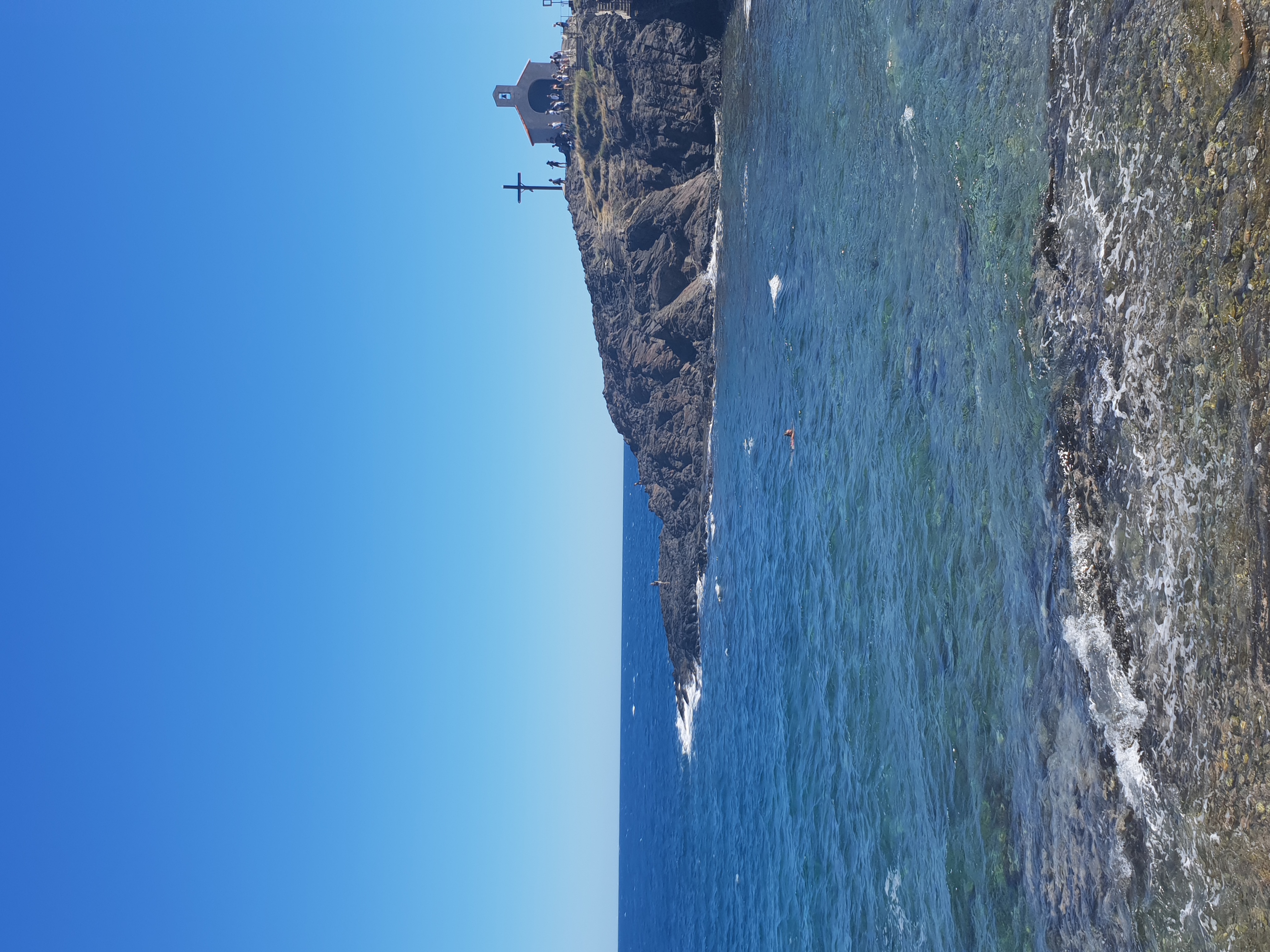 mer avec vue sur une petite eglise, Collioure, en France